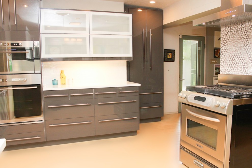 Example of a transitional kitchen design in Austin