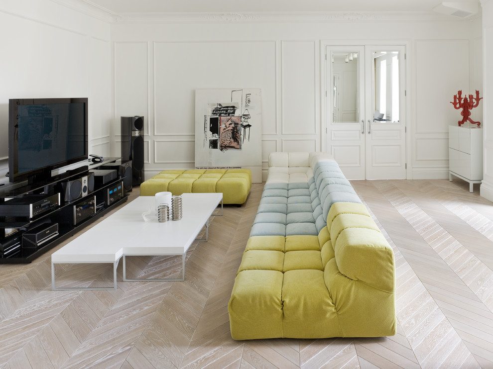 Inspiration for a contemporary living room in Moscow with white walls, light hardwood floors and a freestanding tv.
