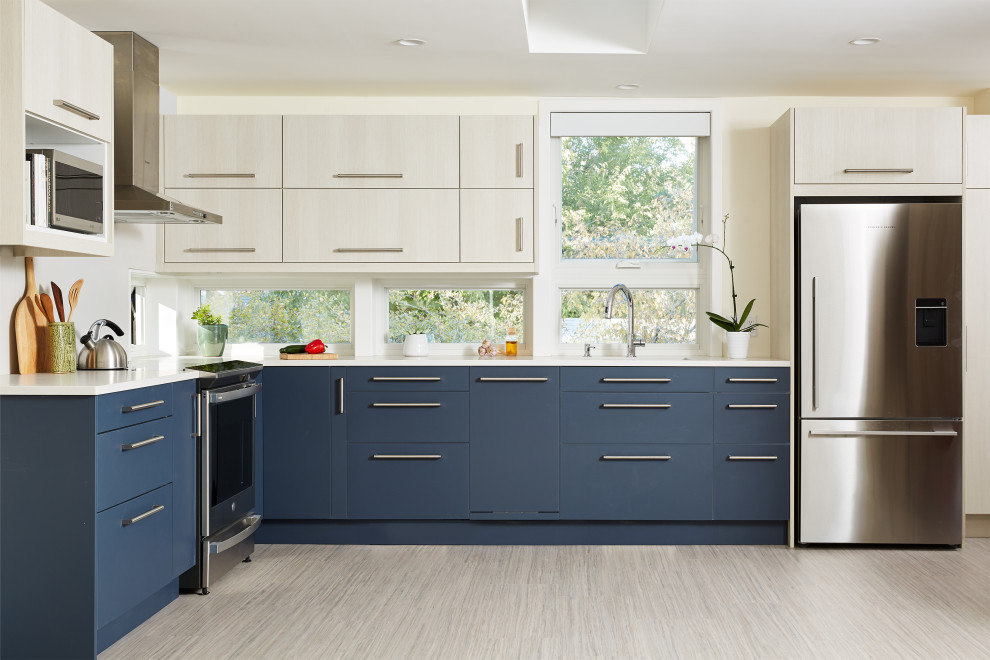 Offene, Kleine Moderne Küche ohne Insel in L-Form mit blauen Schränken, Küchengeräten aus Edelstahl und weißer Arbeitsplatte