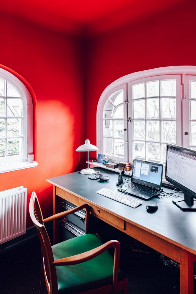 Источник вдохновения для домашнего уюта: маленькое рабочее место в стиле ретро с красными стенами и отдельно стоящим рабочим столом для на участке и в саду