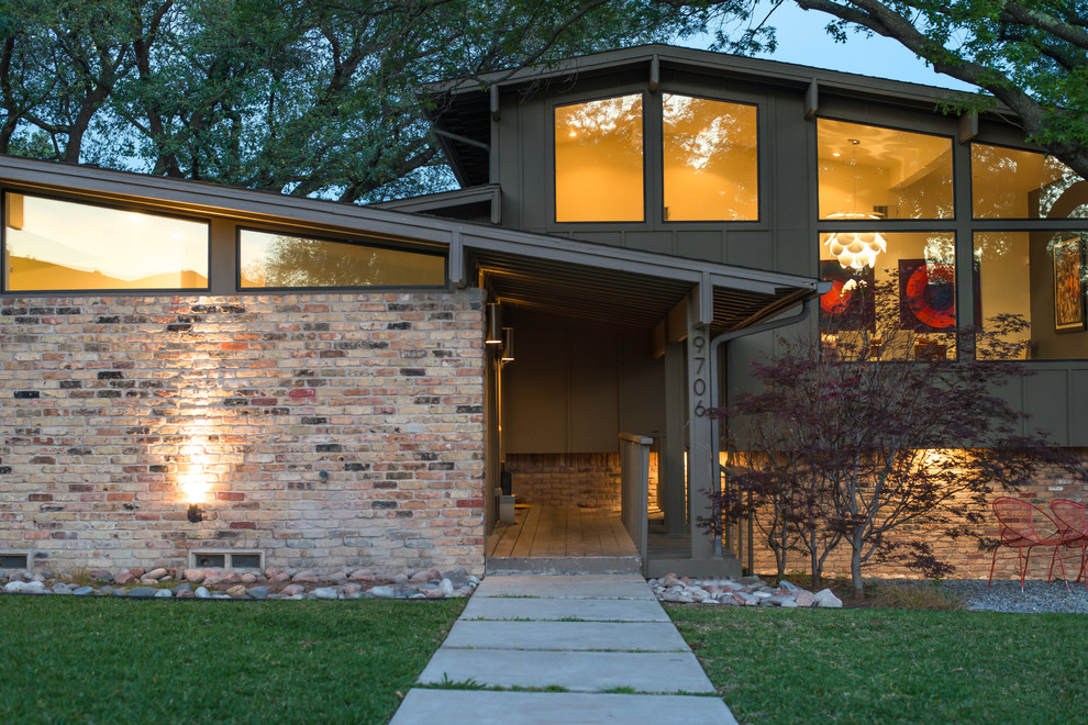 Mid-sized midcentury two-storey brown house exterior in Dallas with mixed siding, a gable roof and a shingle roof.