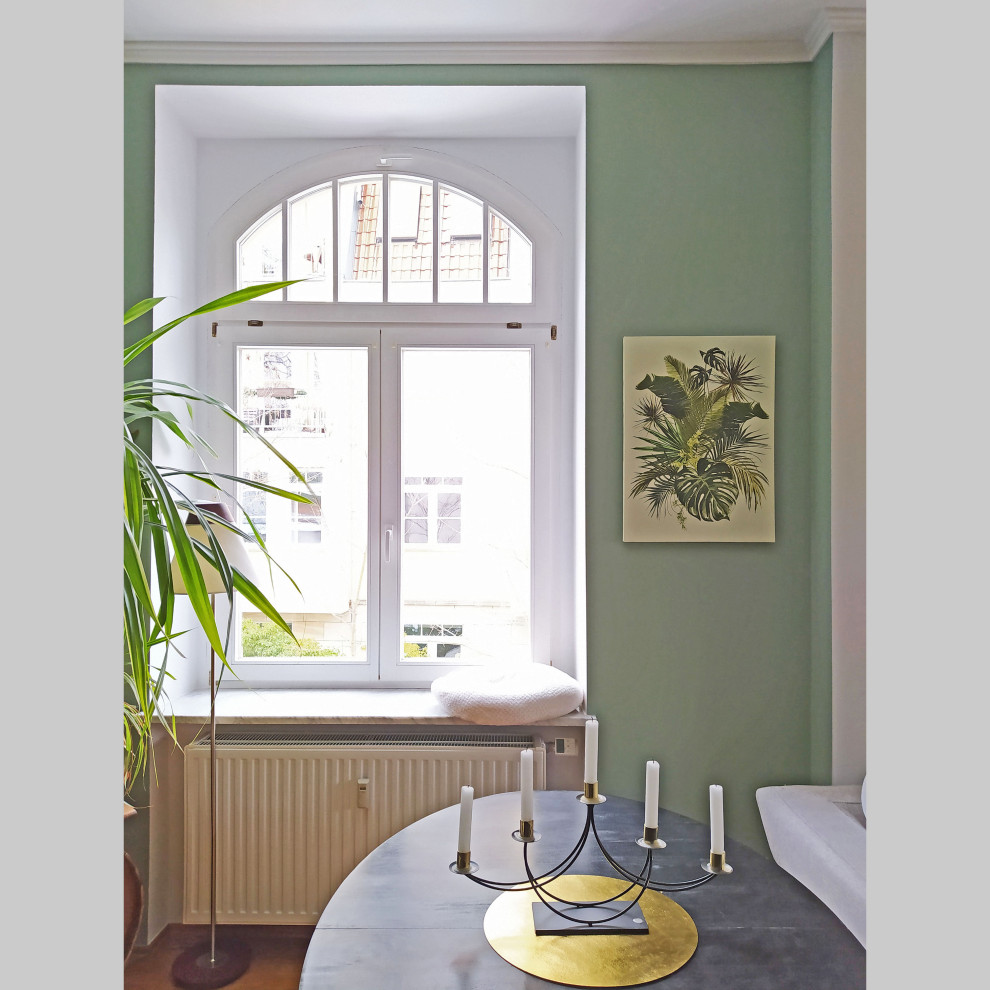Идея дизайна: гостиная комната с зелеными стенами