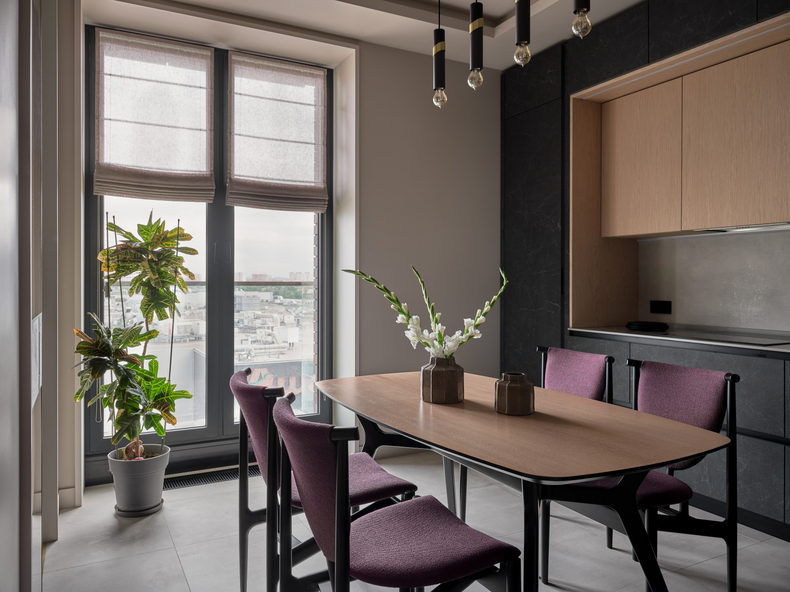 Современный интерьер с фиолетовыми акцентами