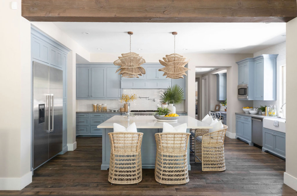 Foto di una grande cucina costiera con lavello stile country, ante in stile shaker, ante blu, top in quarzo composito, paraspruzzi blu, parquet scuro, pavimento marrone e travi a vista