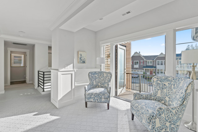 Custom Toll Brothers Home in Bothell modern-eingang