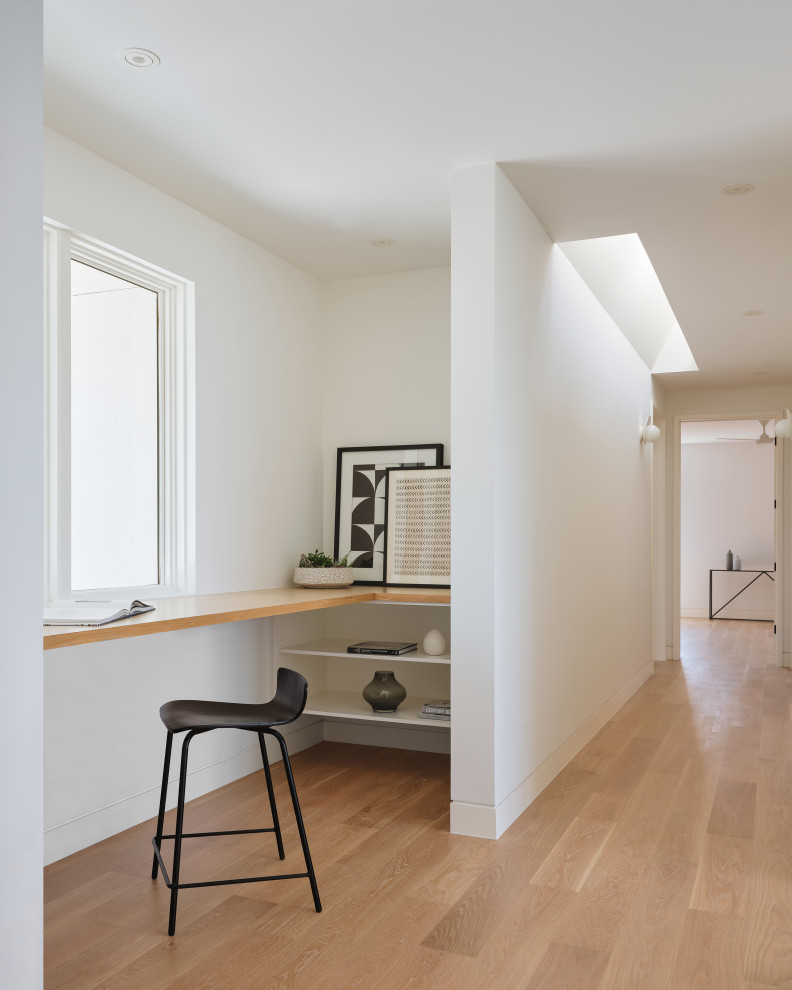 Свежая идея для дизайна: кабинет среднего размера в современном стиле с белыми стенами, светлым паркетным полом, бежевым полом и сводчатым потолком - отличное фото интерьера