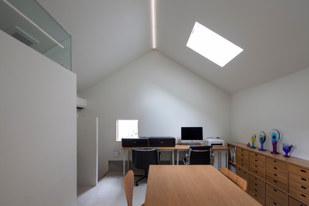 This is an example of a scandinavian home office in Yokohama.