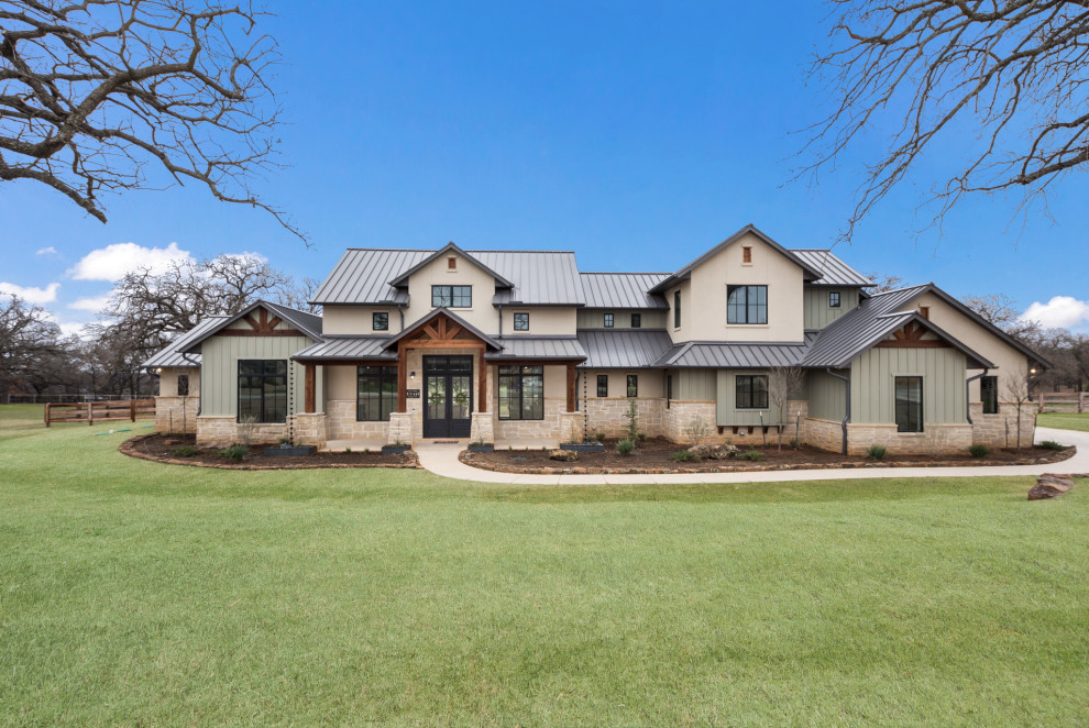 Großes, Zweistöckiges Landhaus Einfamilienhaus mit Mix-Fassade, bunter Fassadenfarbe, Satteldach, Blechdach, grauem Dach und Wandpaneelen in Dallas