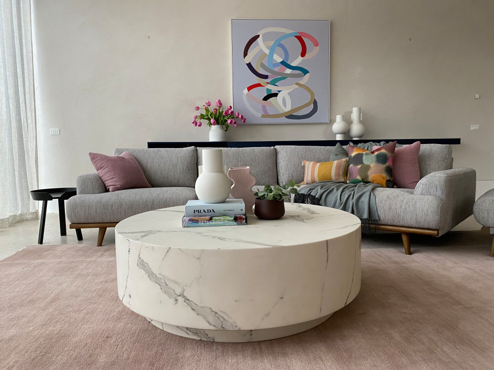 Ejemplo de sala de estar abierta contemporánea grande con paredes grises, suelo de baldosas de cerámica y suelo gris