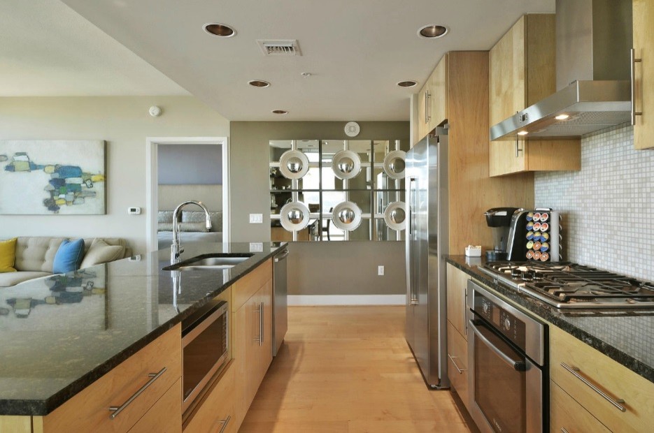 Kitchen - transitional kitchen idea in Austin