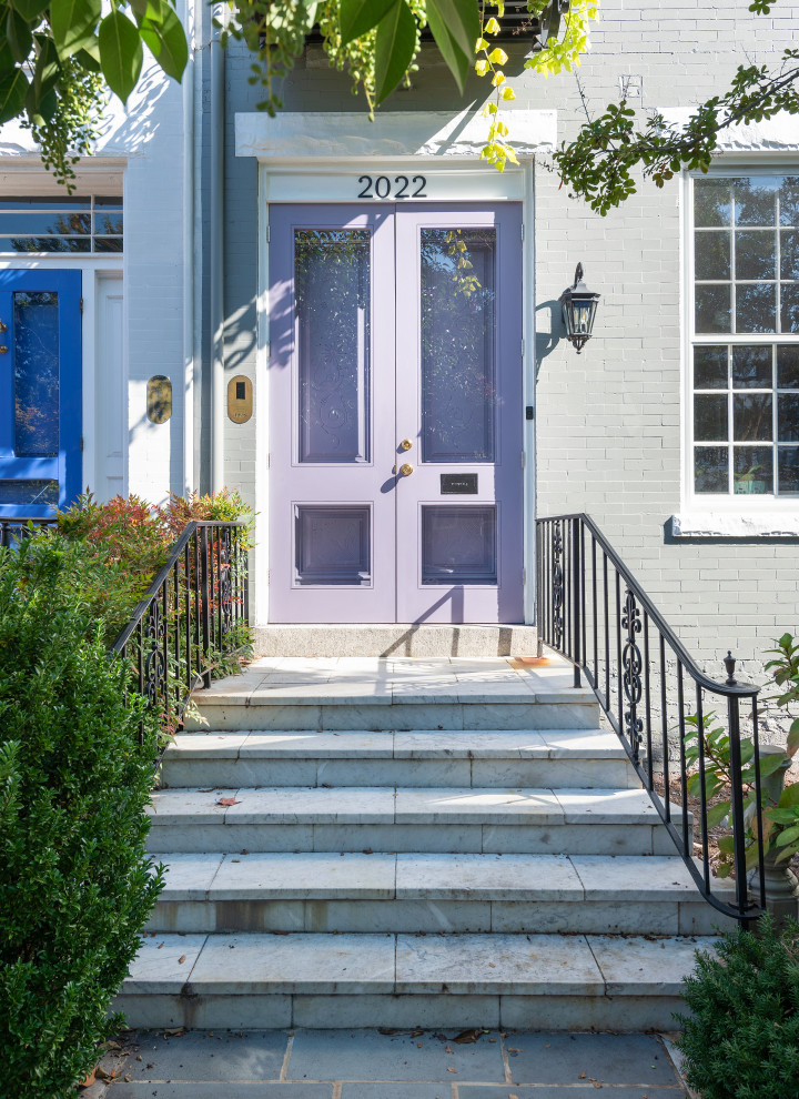 Идея дизайна: большая входная дверь в классическом стиле с двустворчатой входной дверью и фиолетовой входной дверью