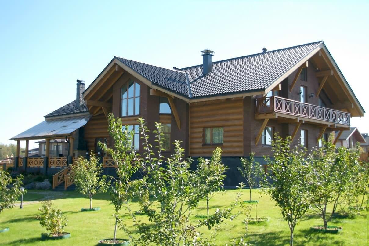 Дом в стиле Рустика с балконом