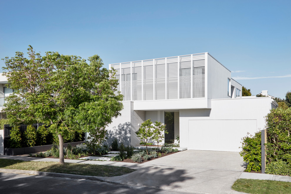 Идея дизайна: белый частный загородный дом в современном стиле с плоской крышей и белой крышей