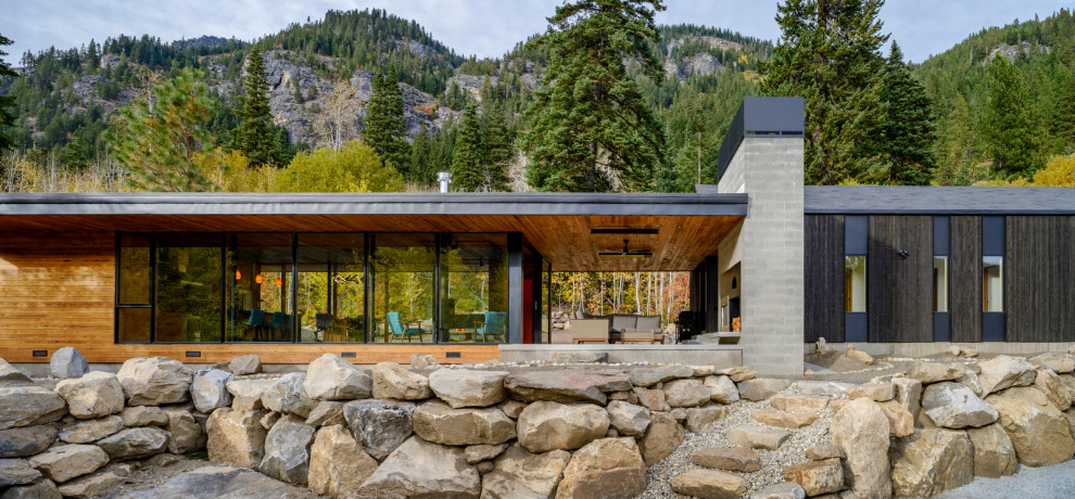 Example of a minimalist home design design in Seattle