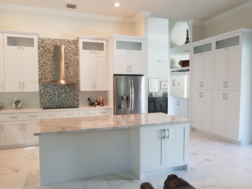 Kitchen - transitional kitchen idea in Miami