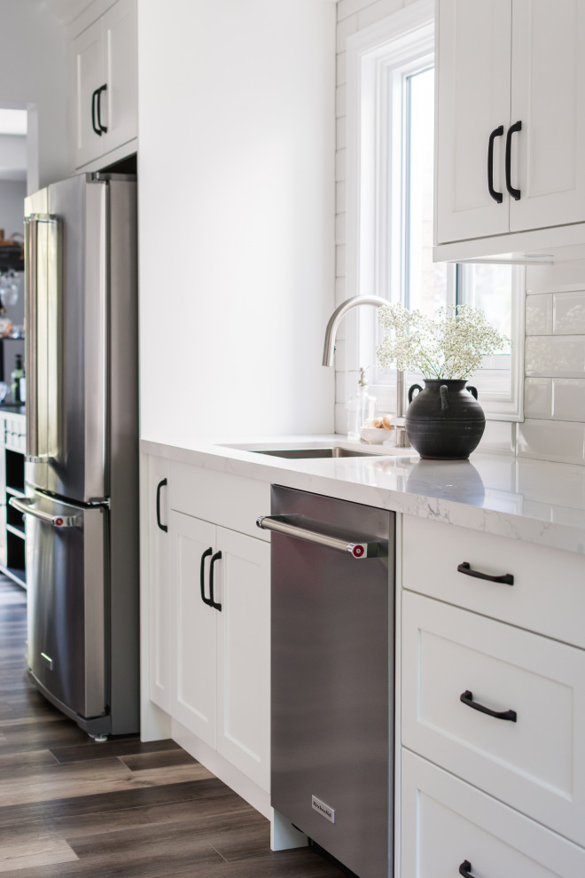 Transitional kitchen photo in Toronto