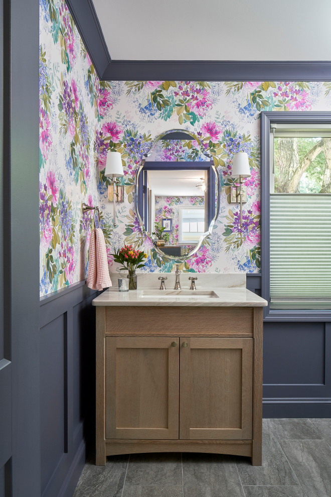 Exempel på ett mellanstort lantligt grå grått toalett, med skåp i shakerstil, skåp i mellenmörkt trä, flerfärgade väggar, klinkergolv i porslin, ett undermonterad handfat, bänkskiva i kvartsit och grått golv