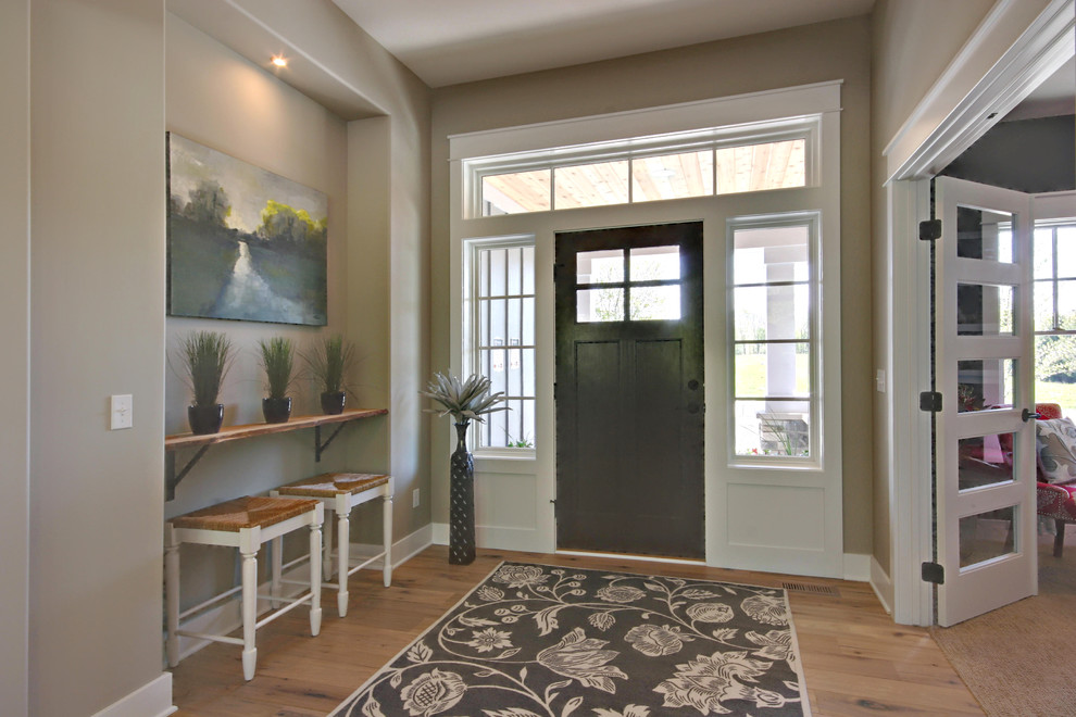 Example of a transitional entryway design in Grand Rapids