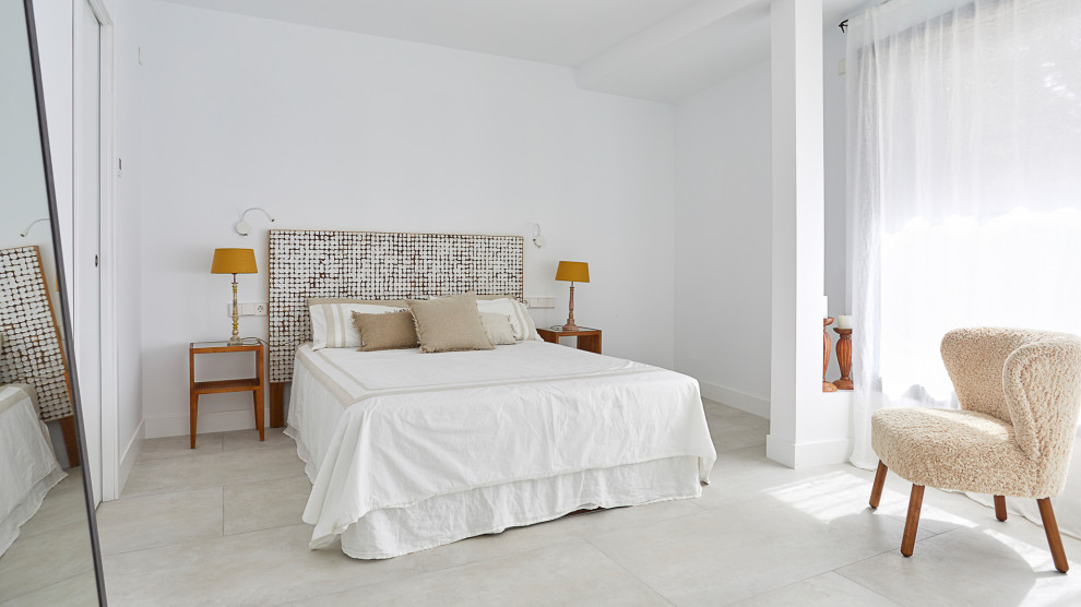 This is an example of a modern bedroom in Madrid.