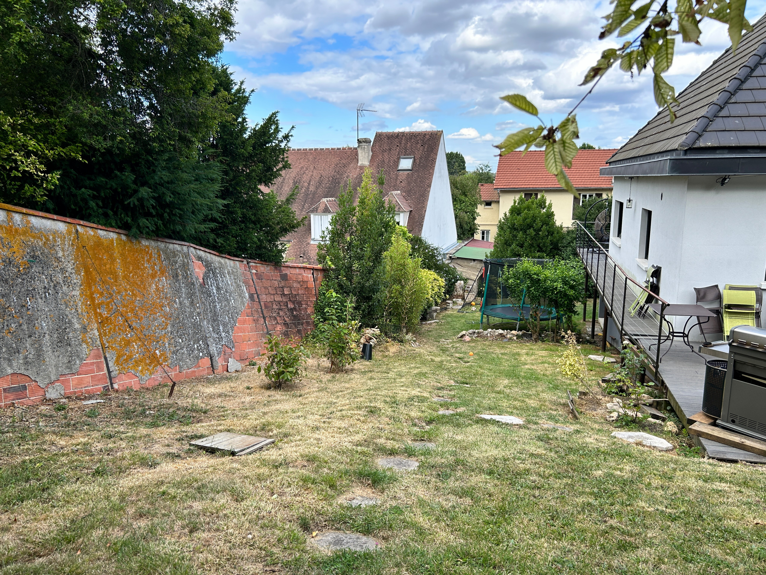 Un jardin en pente d'ambiance méditerranéenne
