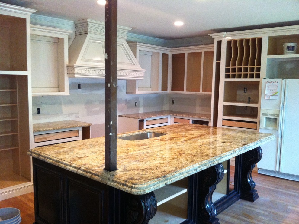 Transitional kitchen photo in Richmond