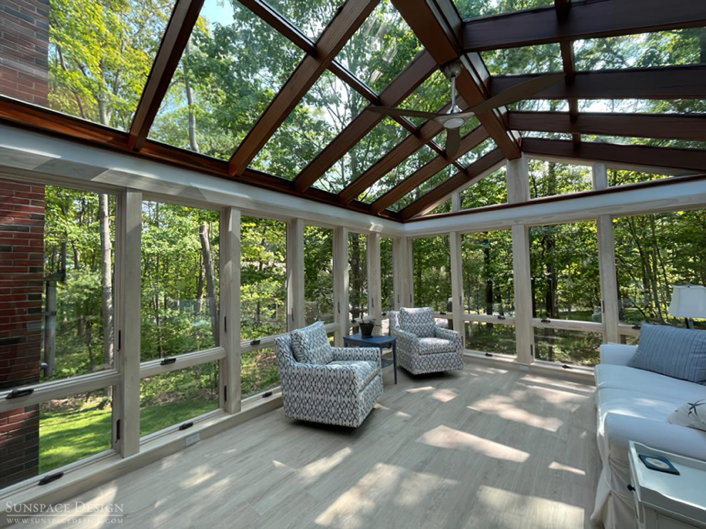 Idee per una veranda classica di medie dimensioni con pavimento con piastrelle in ceramica, nessun camino, soffitto in vetro e pavimento grigio