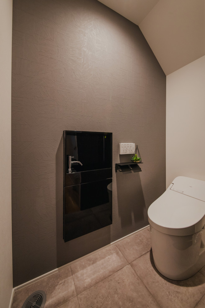 Свежая идея для дизайна: туалет: освещение в стиле кантри с унитазом-моноблоком, серыми стенами, полом из винила, подвесной раковиной, серым полом и обоями на стенах - отличное фото интерьера