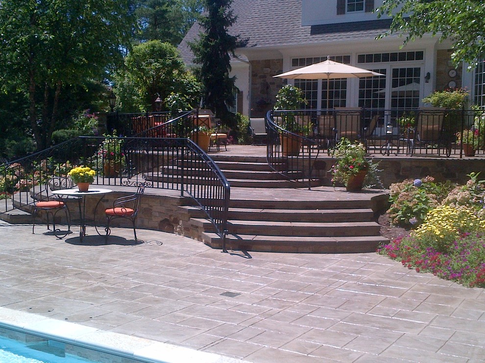 Design ideas for a transitional backyard patio in Cleveland.