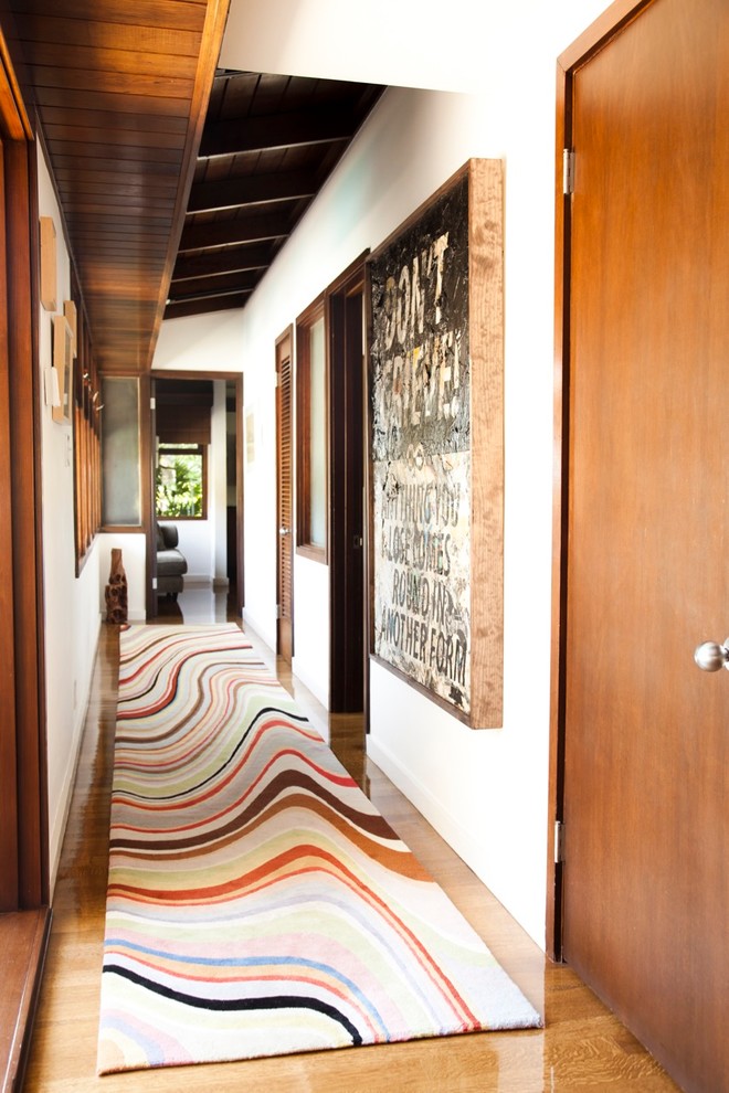 Источник вдохновения для домашнего уюта: коридор среднего размера в стиле ретро с белыми стенами, паркетным полом среднего тона и коричневым полом