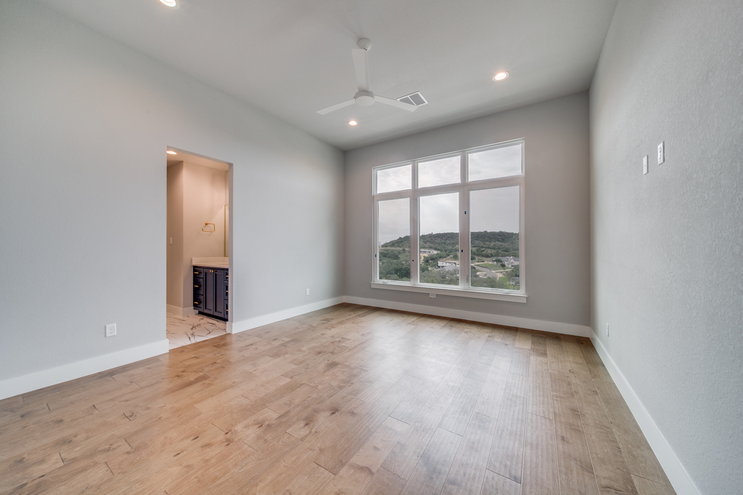 Modern: 4,950 ft², 4 BR/4 BA/2 ST