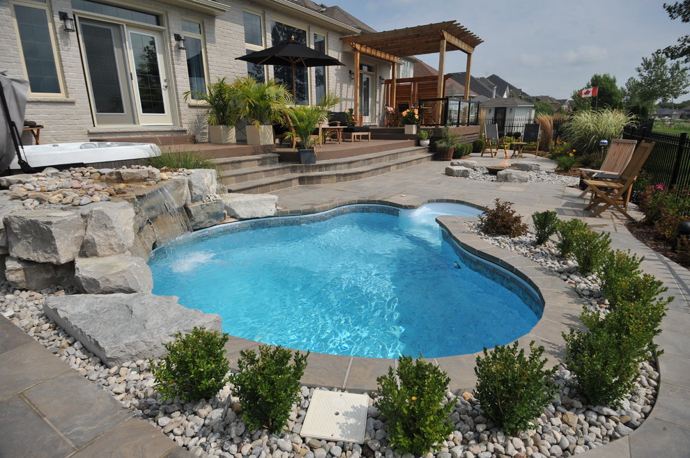 Transitional pool photo in Toronto