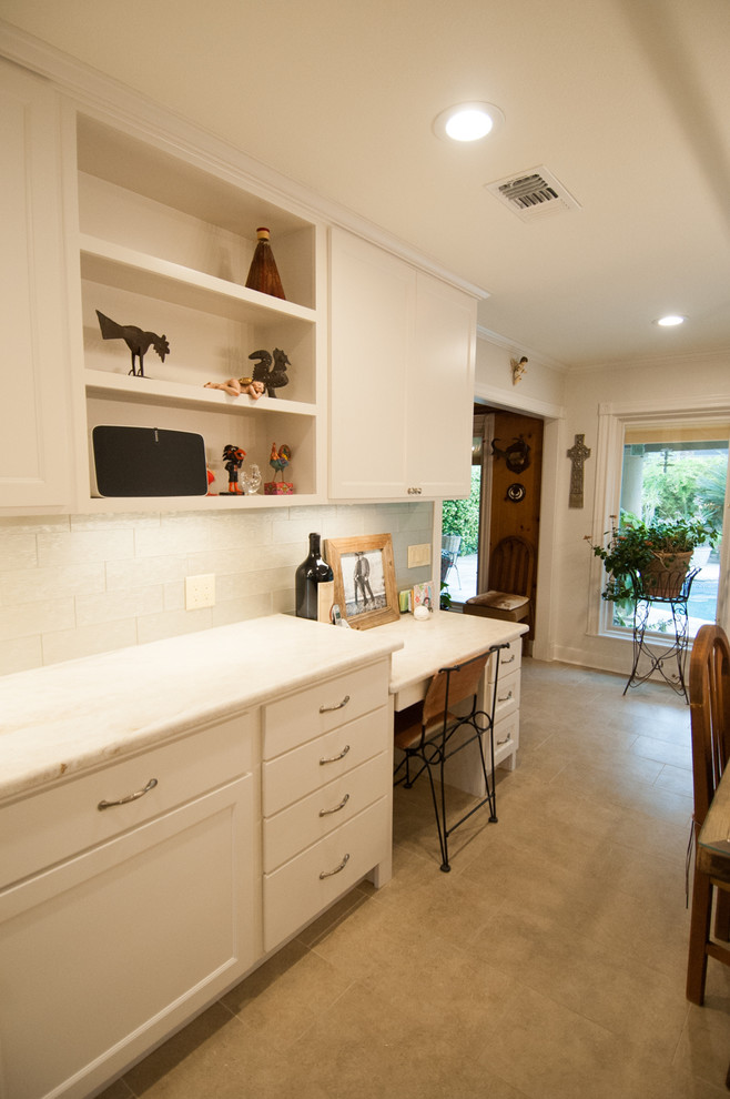 Transitional home design photo in Austin