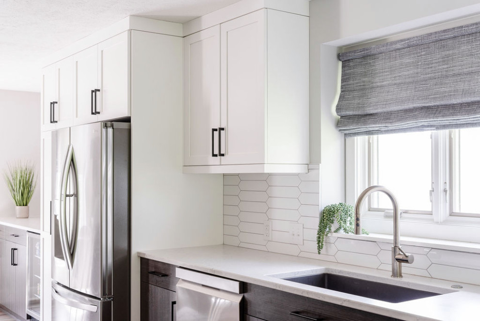 Foto di una cucina abitabile minimalista di medie dimensioni con top in quarzite, paraspruzzi bianco, nessuna isola e top bianco