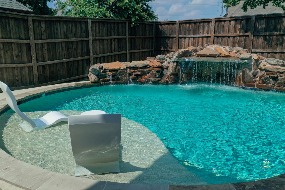 Cette photo montre une piscine naturelle et arrière sud-ouest américain de taille moyenne et sur mesure avec des solutions pour vis-à-vis et du béton estampé.