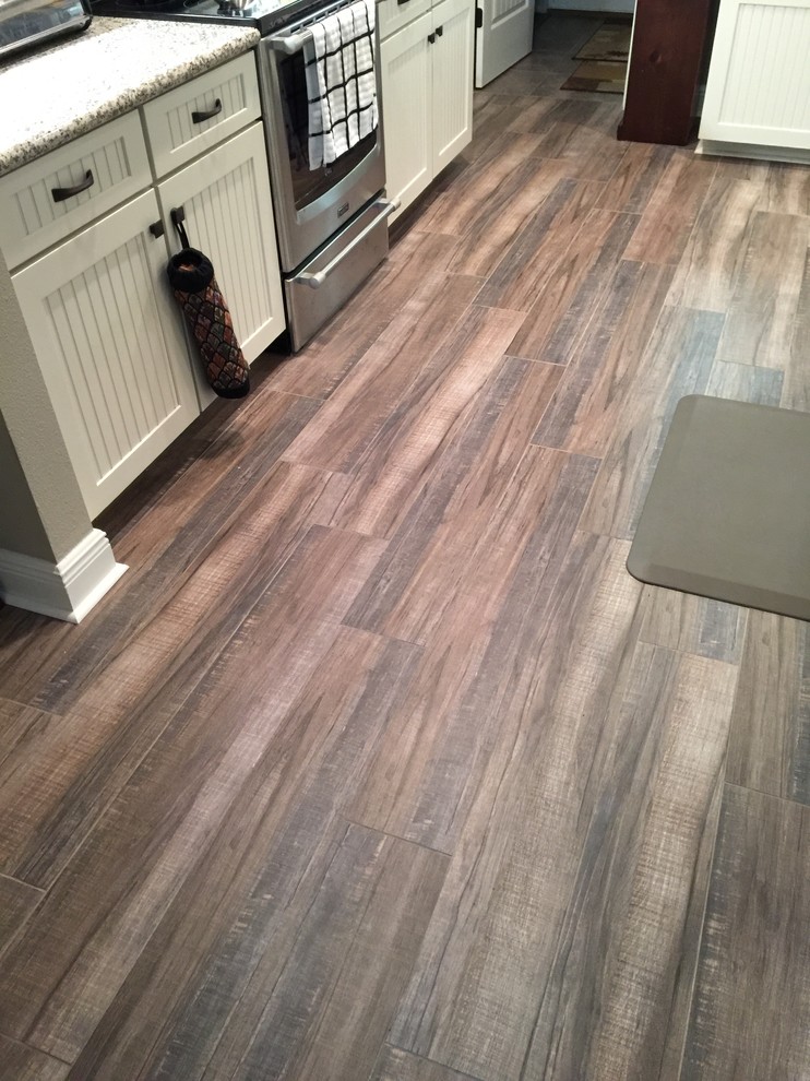 Example of a large minimalist l-shaped porcelain tile and brown floor eat-in kitchen design in Miami with a double-bowl sink, shaker cabinets, white cabinets, quartzite countertops, gray backsplash, mosaic tile backsplash, stainless steel appliances and an island