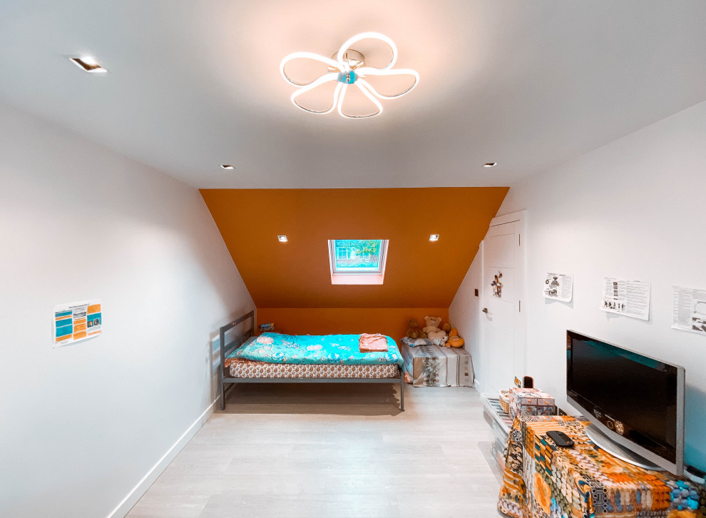 Foto di una camera da letto minimalista di medie dimensioni con pavimento in gres porcellanato e pavimento bianco