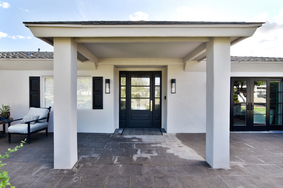 Example of a transitional home design design in Phoenix