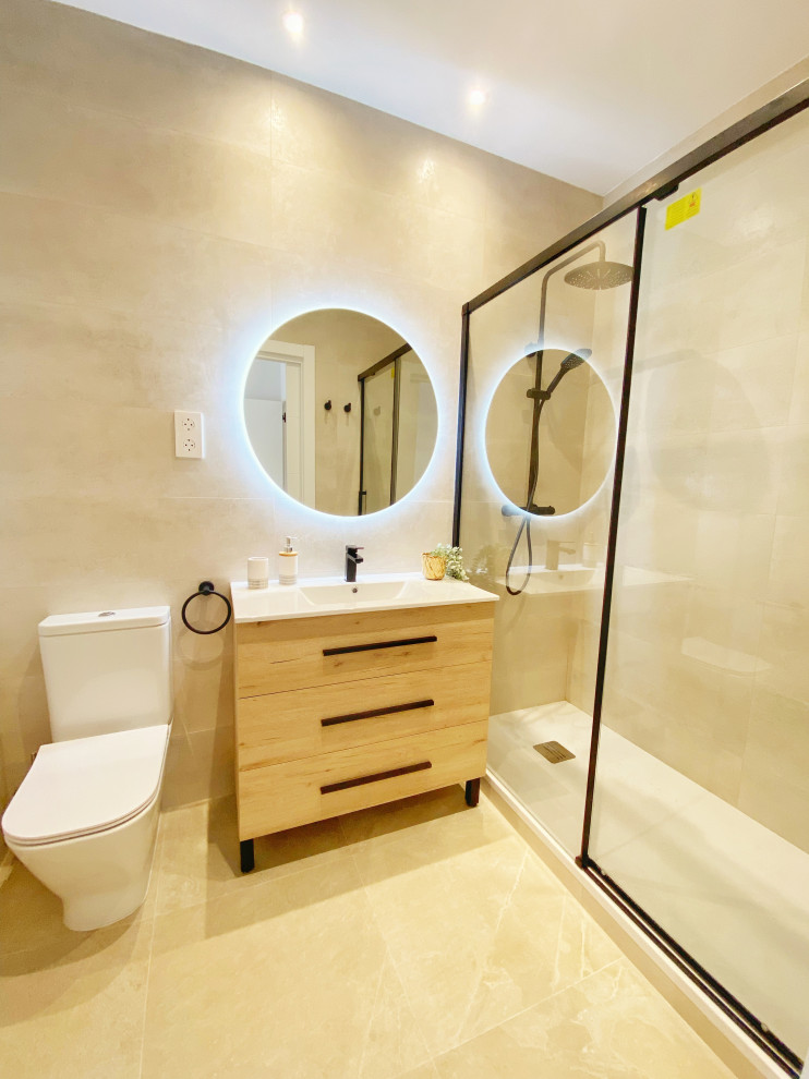 Свежая идея для дизайна: маленькая главная ванная комната в скандинавском стиле с бежевыми фасадами, двойным душем, унитазом-моноблоком, бежевой плиткой, бежевыми стенами, полом из керамогранита, бежевым полом, душем с раздвижными дверями, белой столешницей, зеркалом с подсветкой, тумбой под одну раковину и встроенной тумбой для на участке и в саду - отличное фото интерьера