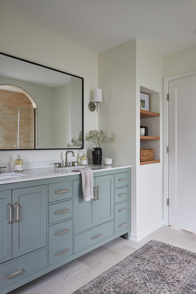 Esempio di una stanza da bagno padronale shabby-chic style di medie dimensioni con ante blu, top in quarzite e due lavabi
