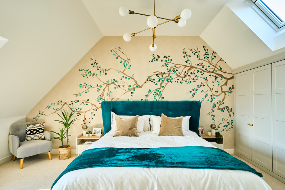 Großes Klassisches Hauptschlafzimmer ohne Kamin mit weißer Wandfarbe, Teppichboden, beigem Boden, gewölbter Decke und Tapetenwänden in Hampshire