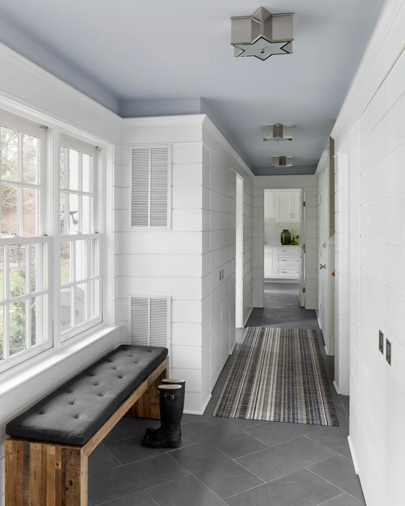 Idée de décoration pour un couloir design de taille moyenne avec un mur blanc et un sol en marbre.