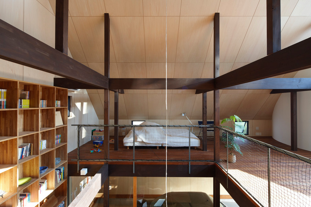 Inspiration for a contemporary bedroom in Tokyo with beige walls, dark hardwood floors and brown floor.