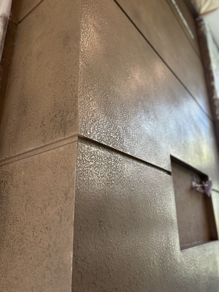 Камин с отделкой под бронзу: ручная декоративная штукатурка с эффектом металла