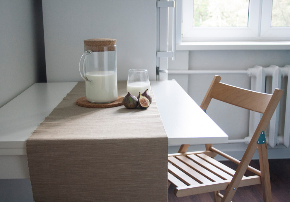 Foto di una piccola cucina scandinava con ante lisce, ante turchesi, paraspruzzi bianco, paraspruzzi con piastrelle in ceramica, pavimento in laminato e nessuna isola