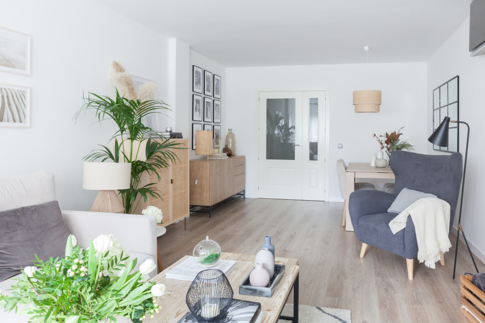 Mittelgroßes, Abgetrenntes Modernes Wohnzimmer mit weißer Wandfarbe, braunem Holzboden und braunem Boden in Madrid
