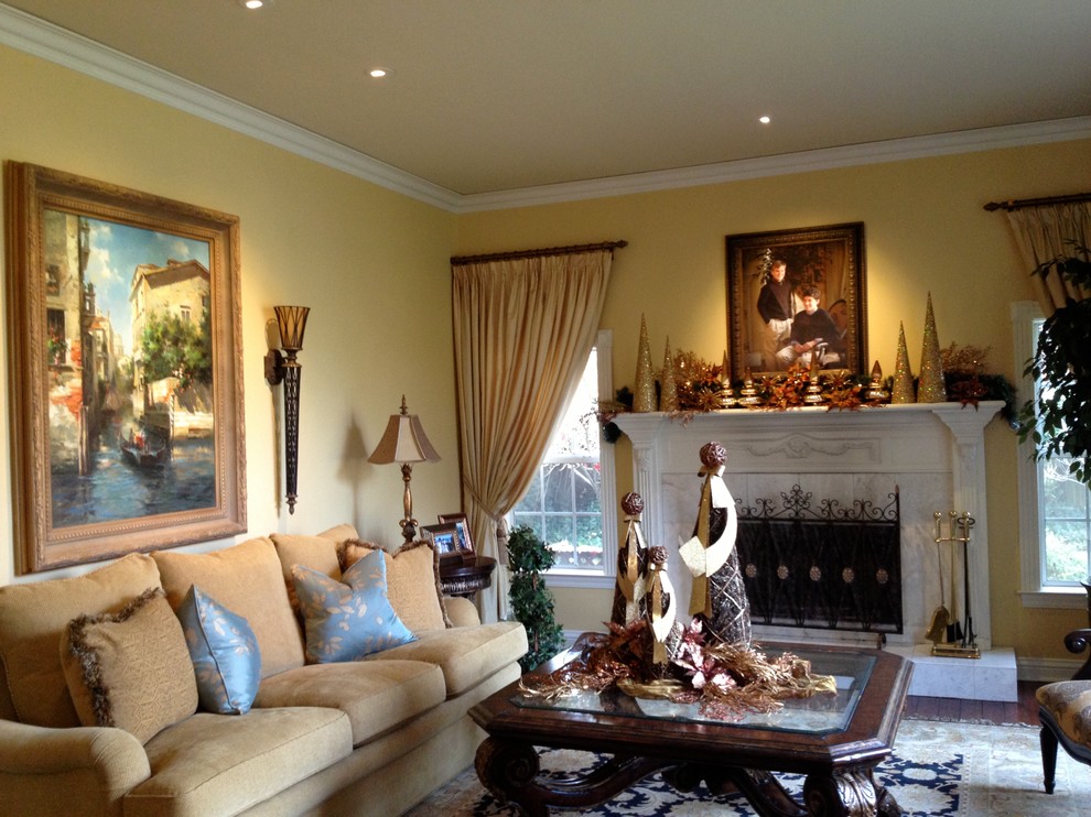 Inspiration for a traditional living room in Sacramento.