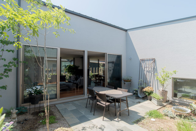 庭縁の家 modern-patio