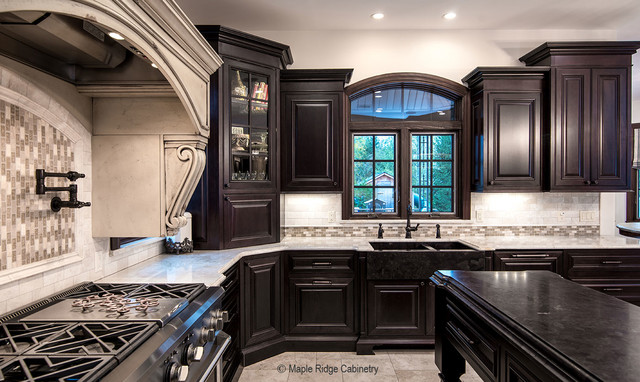 Elegantly Handsome Kitchen With Dark Finish Traditional Kitchen New York By Maple Ridge Cabinetry Houzz Uk