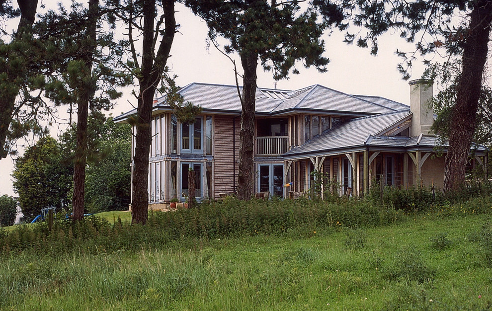 Part single, part two-storey oak framed house