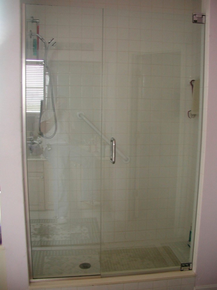 Transitional 3/4 beige tile and ceramic tile ceramic tile and beige floor alcove shower photo with beige walls and a hinged shower door